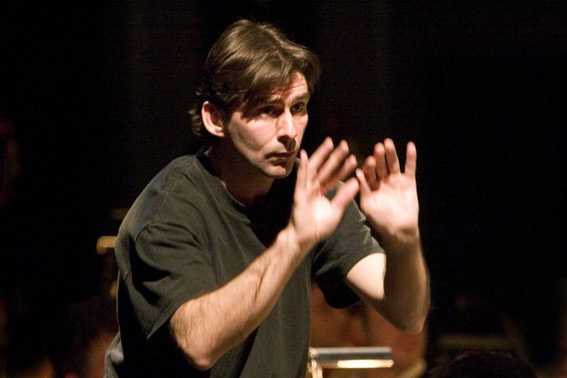 Jonathan Webb dirigiendo desde el podio