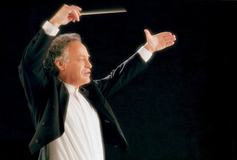 Yoav Talmi, director, en el podio de la Quebec Symphony