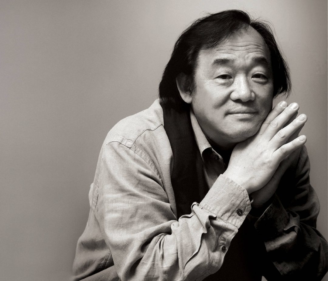 Kun-Woo Paik blanco y negro plano medio