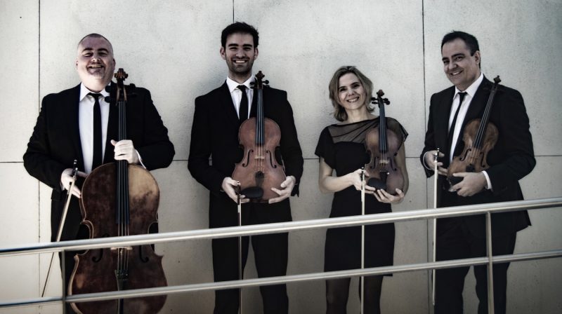 Cuarteto Bretón en pasarela de frente con los instrumentos en la mano