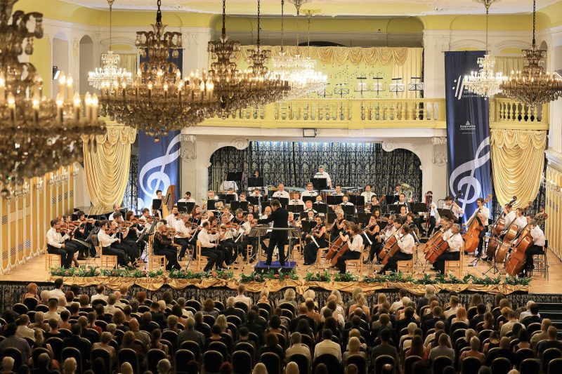 Hernández_Silva dirigiendo a la Filarmónica Bohuslav Martinů en el Festival de Český Krumlov