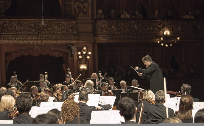 Manuel Hernández-Silva dirigiendo a la Filarmónica de Buenos Aires en el Teatro Colón