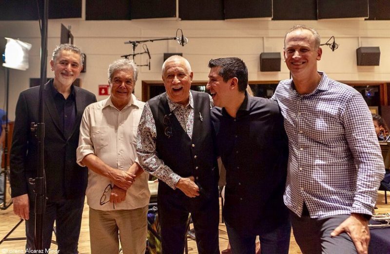 D. Freiberg, A. Márquez, P. D'Rivera, P. Flores y C. M. Prieto durante la grabación de Mestizo para Deutsche Grammophon
